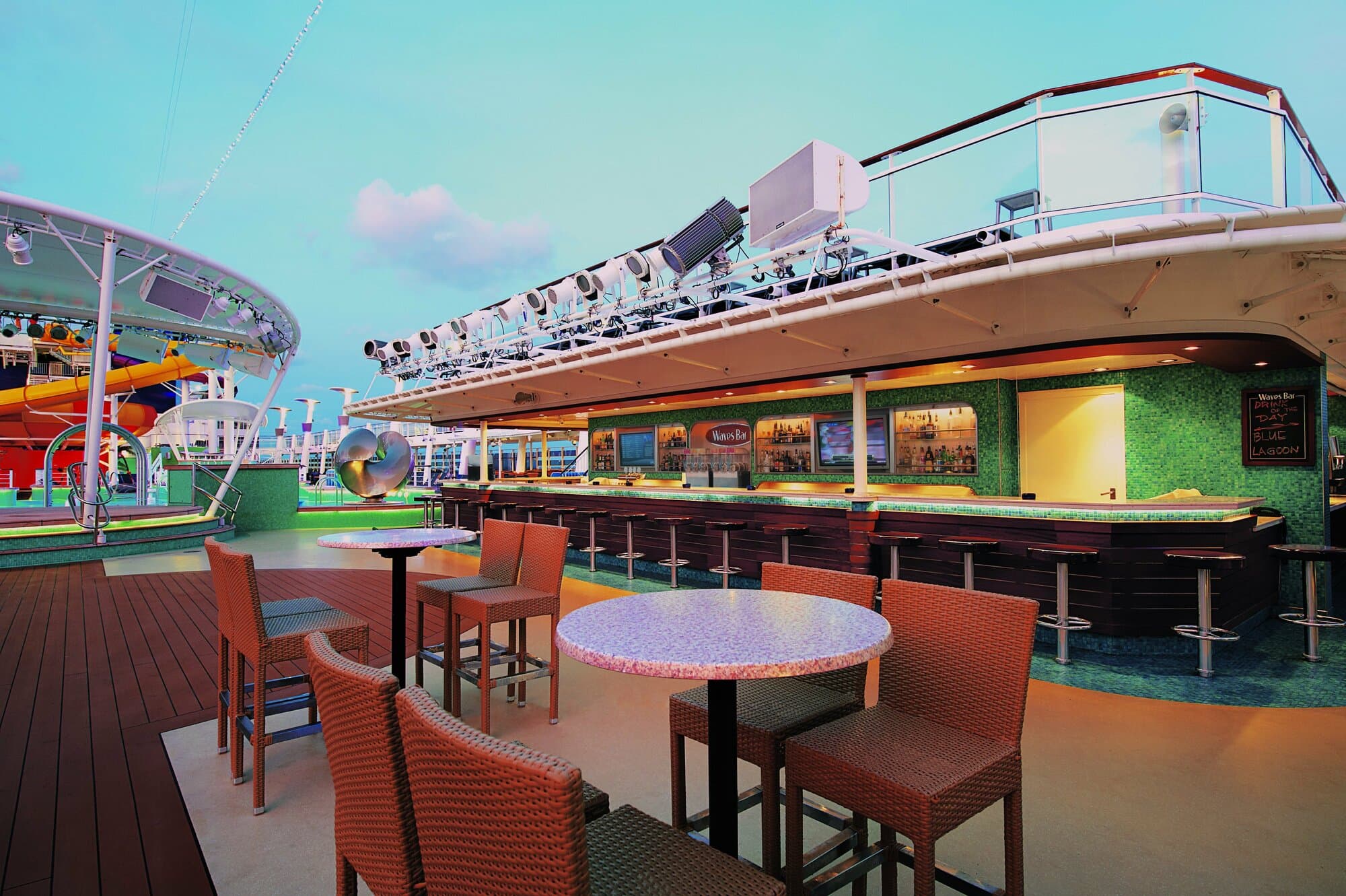 Norwegian Epic Waves Pool Bar