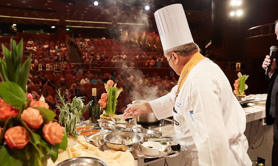 Sapphire Princess dinning