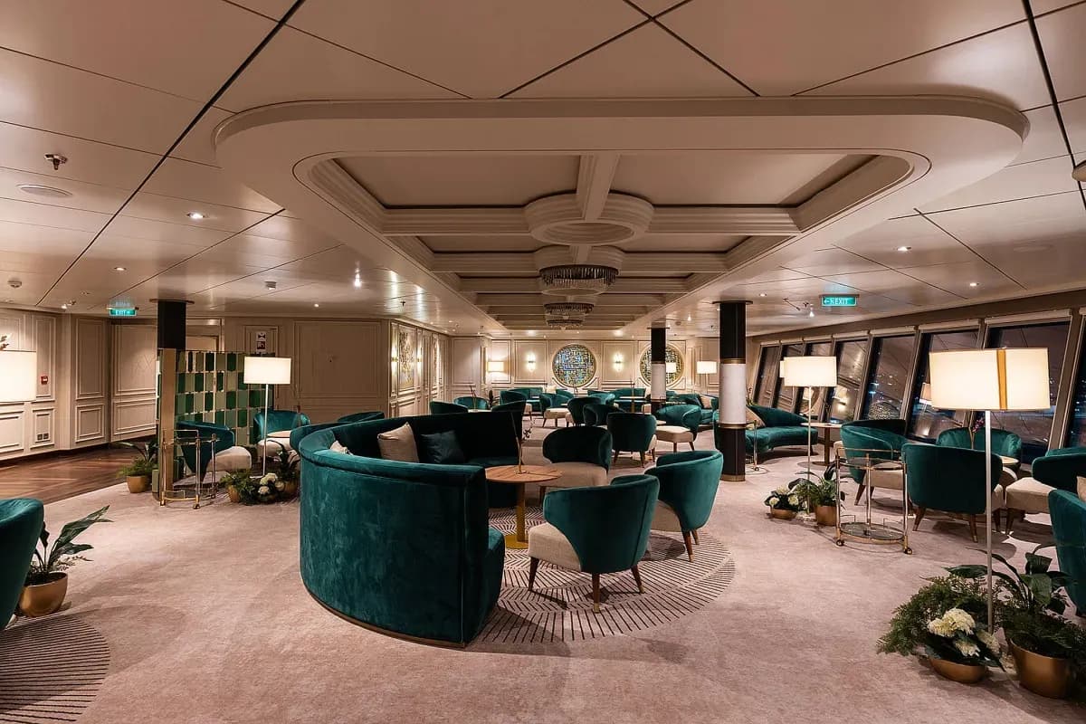 Aroya Cruises restaurants and dining