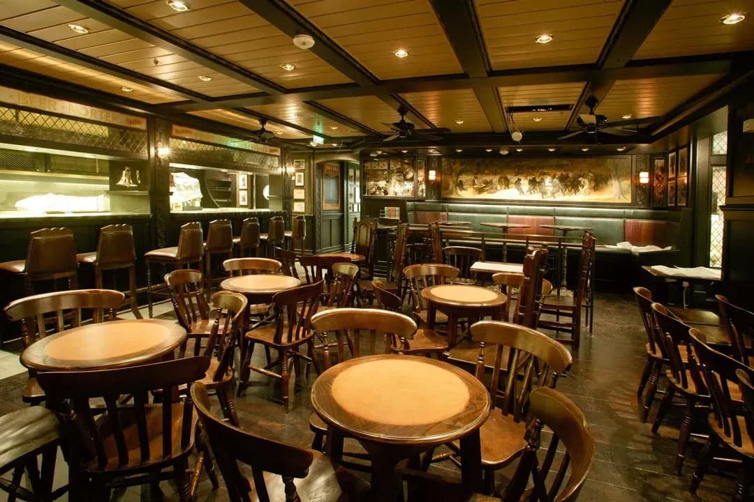 Freedom of the seas, Bull & Bear Pub