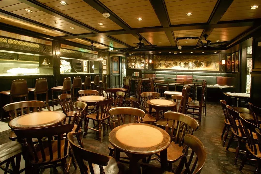 Freedom of the seas, Bull & Bear Pub