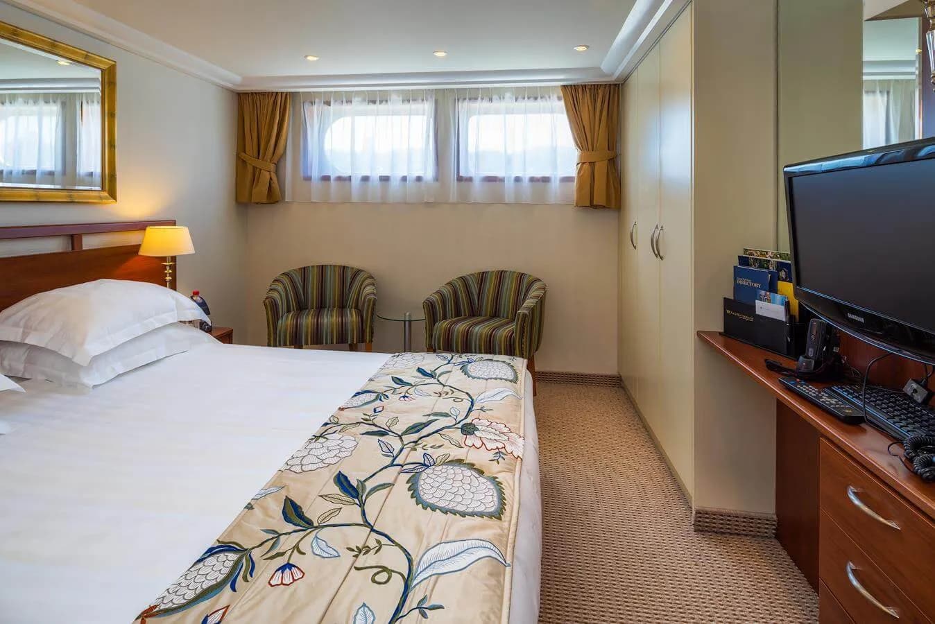 amadante fixed window cabin