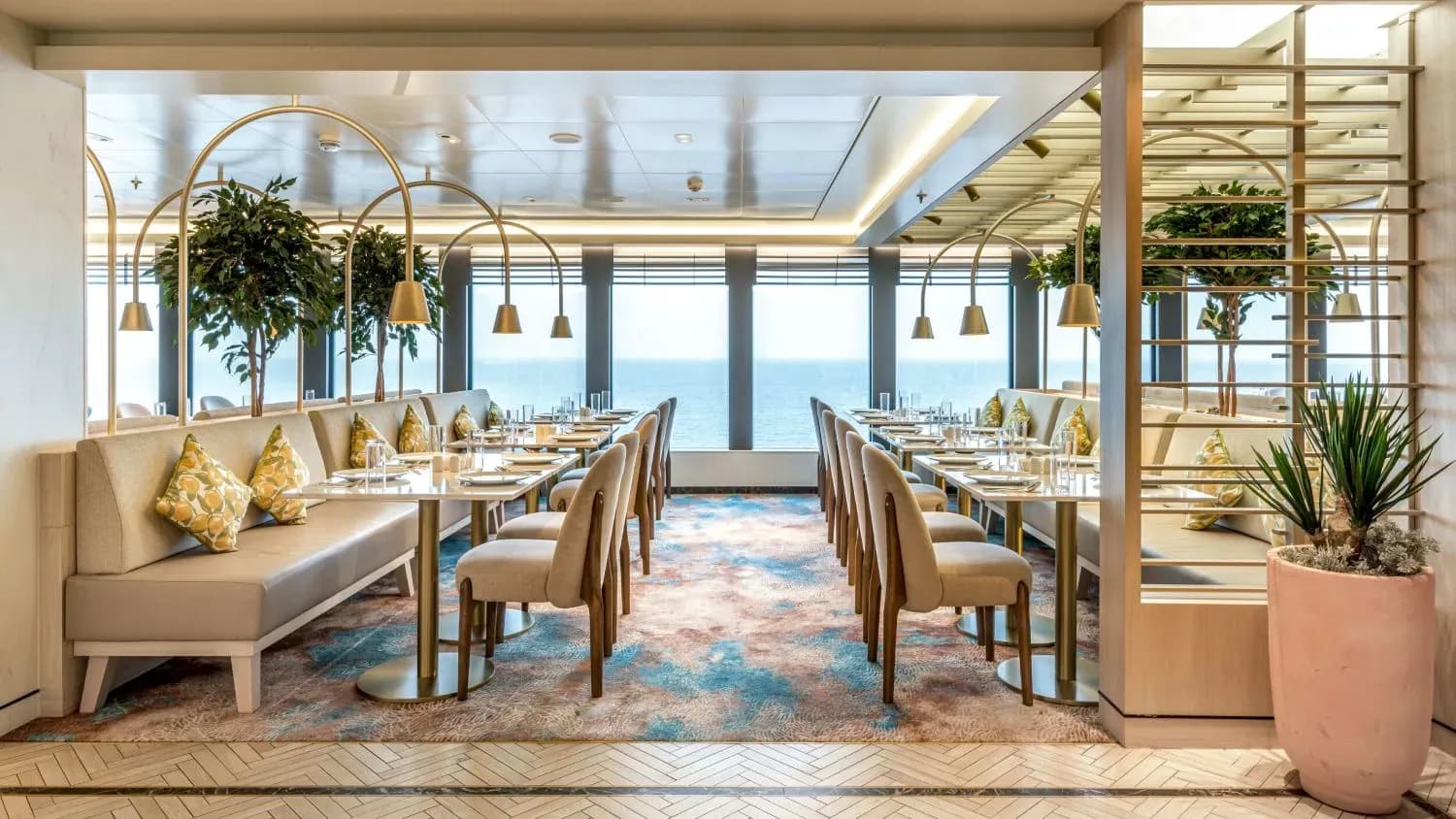 Aroya Cruises restaurants and dining