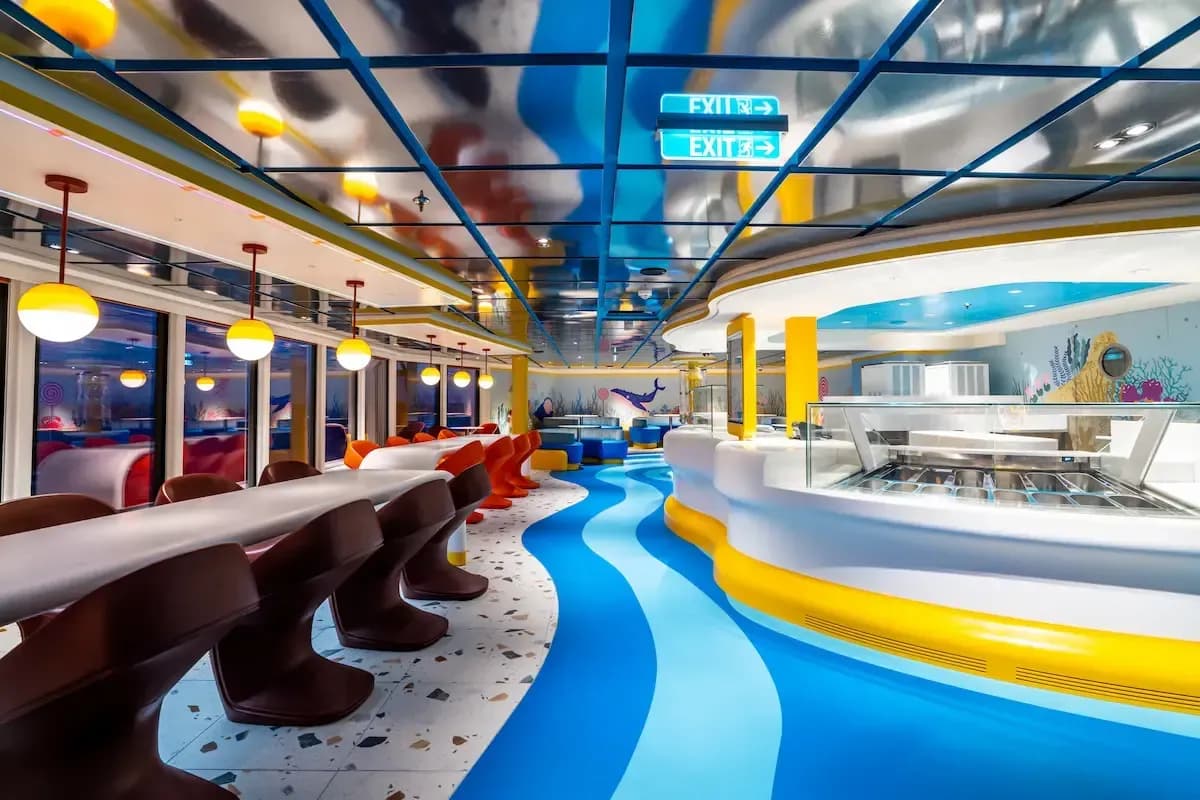 Aroya Cruises restaurants and dining