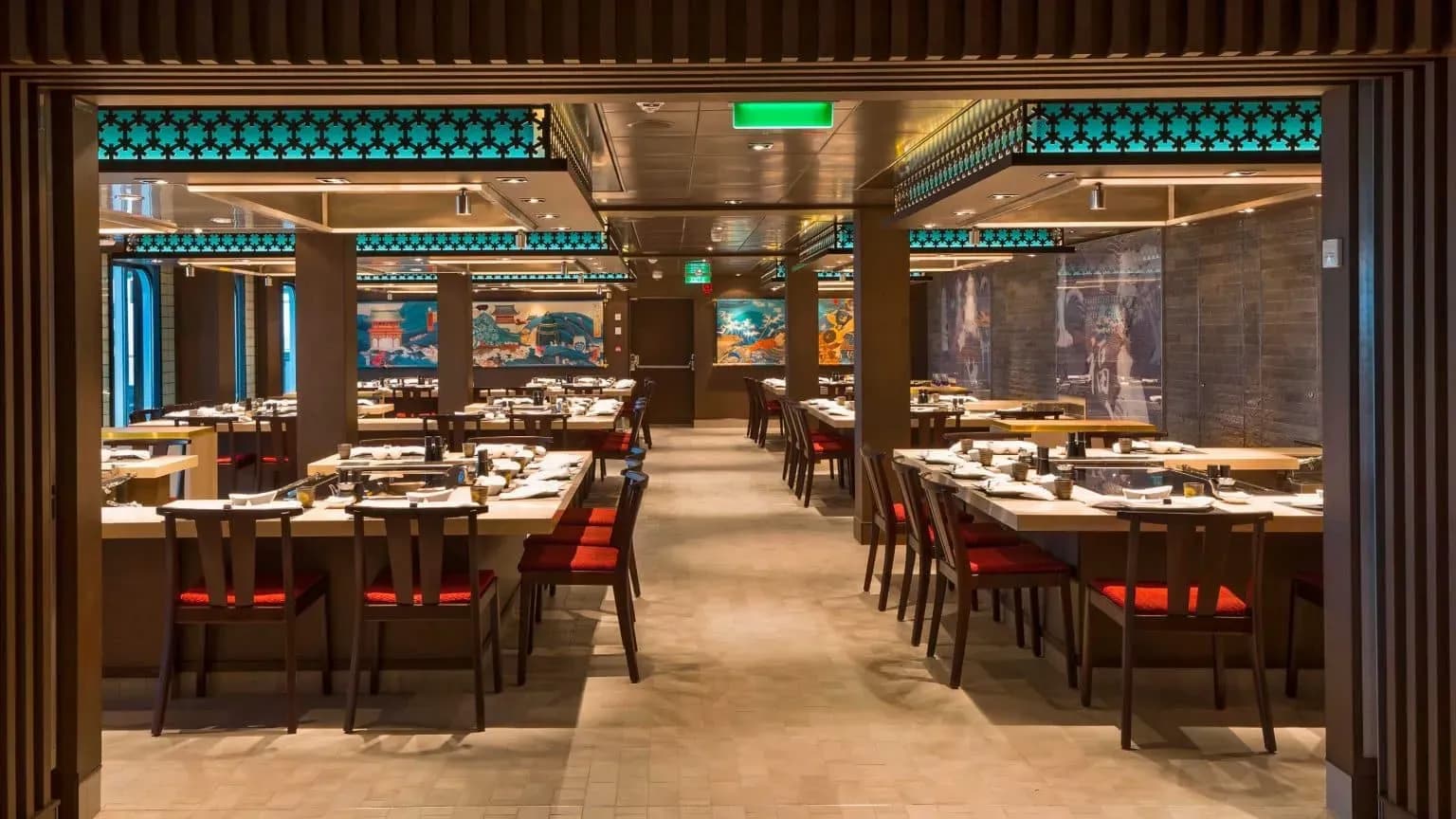 Aroya Cruises restaurants and dining