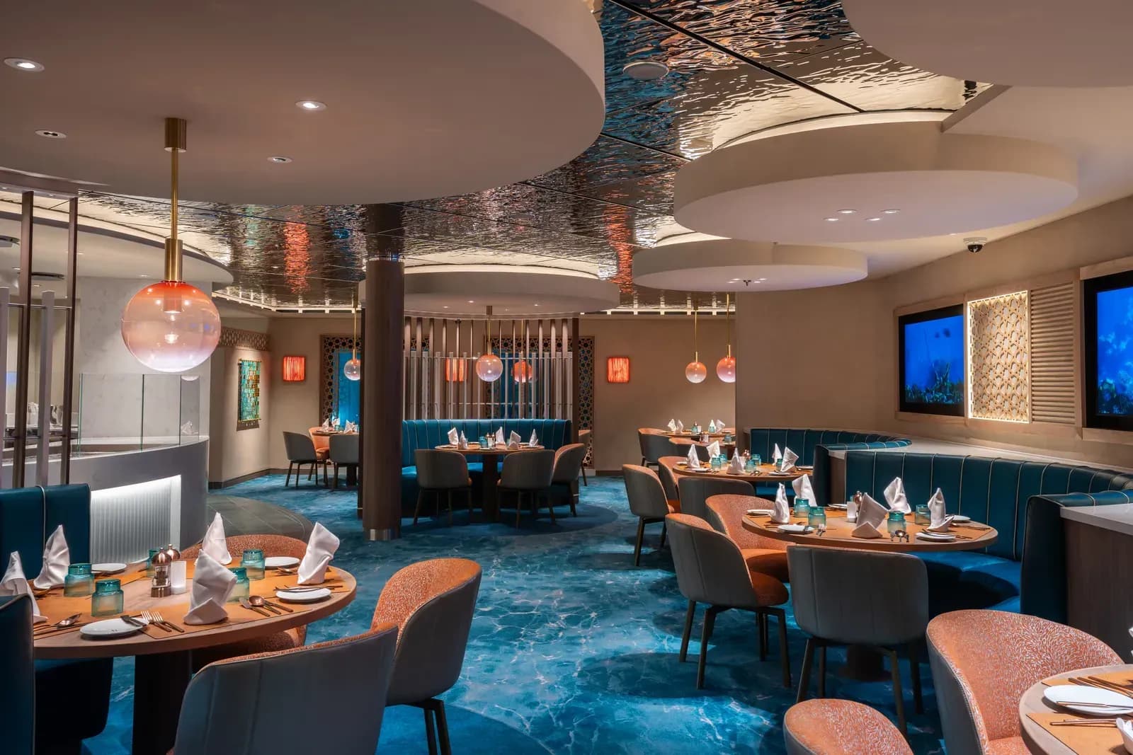 Aroya Cruises restaurants and dining