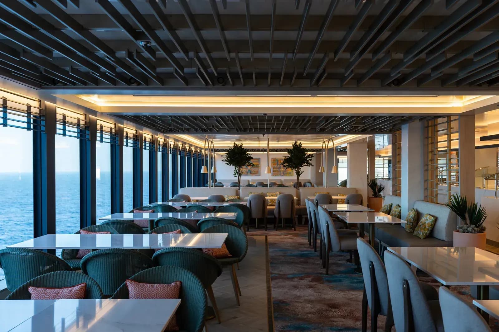 Aroya Cruises restaurants and dining