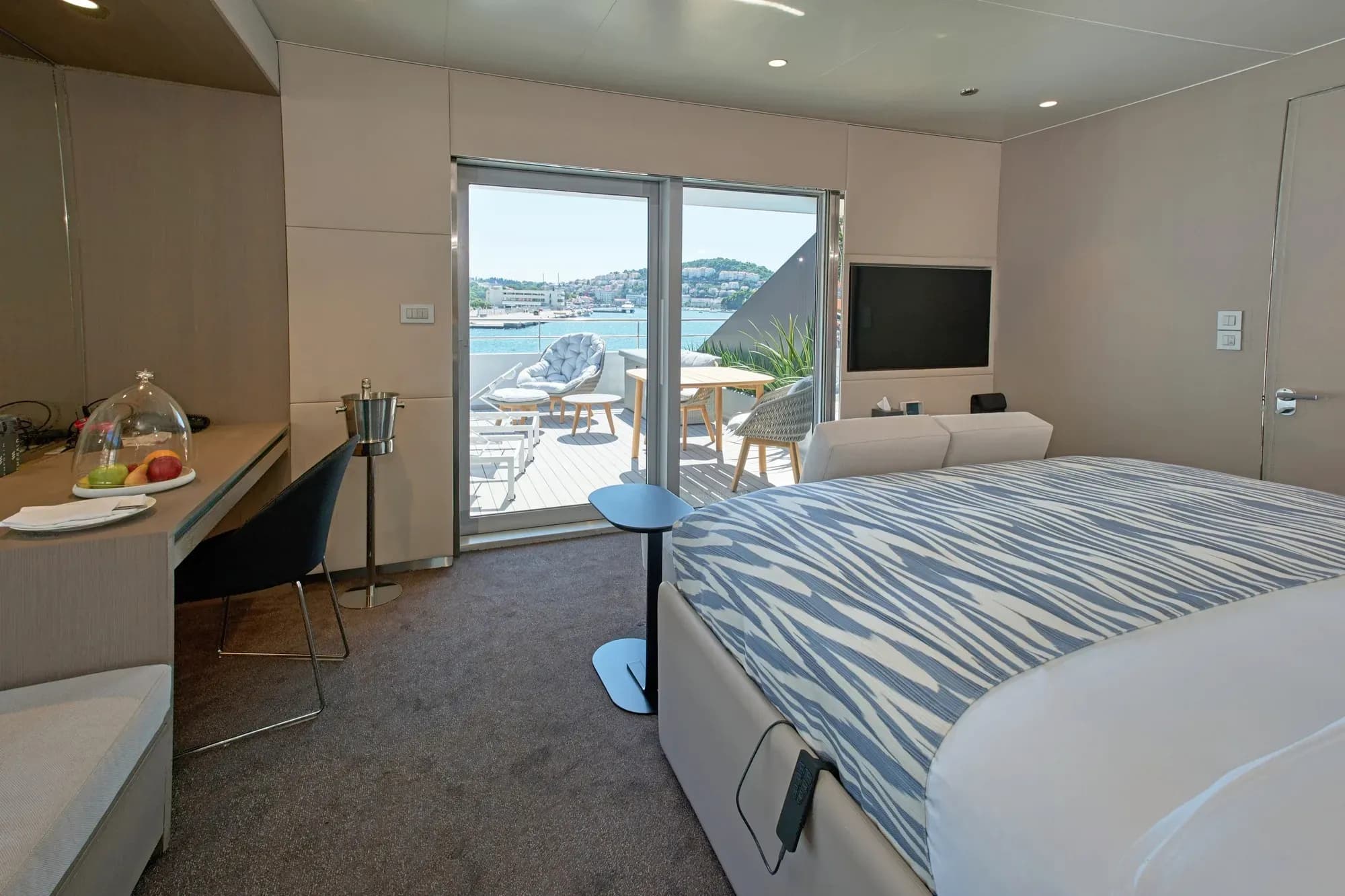 Emerald Azzurra, Yacht Suite