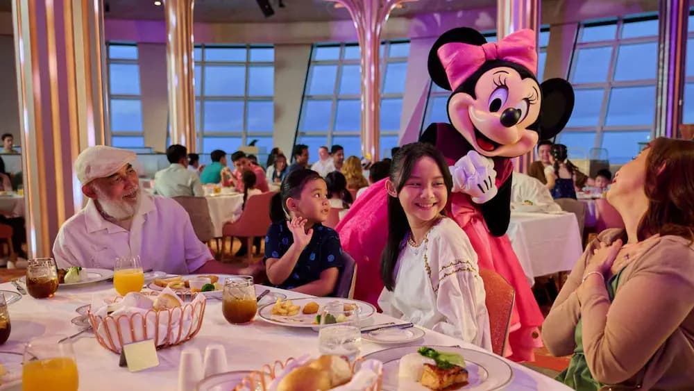Disney Adventure, Dining