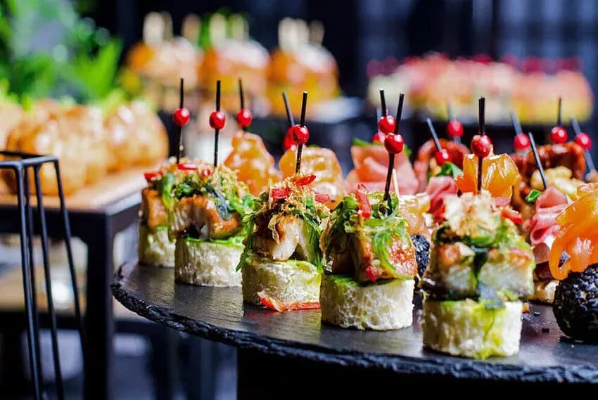 Aroya Cruises restaurants and dining