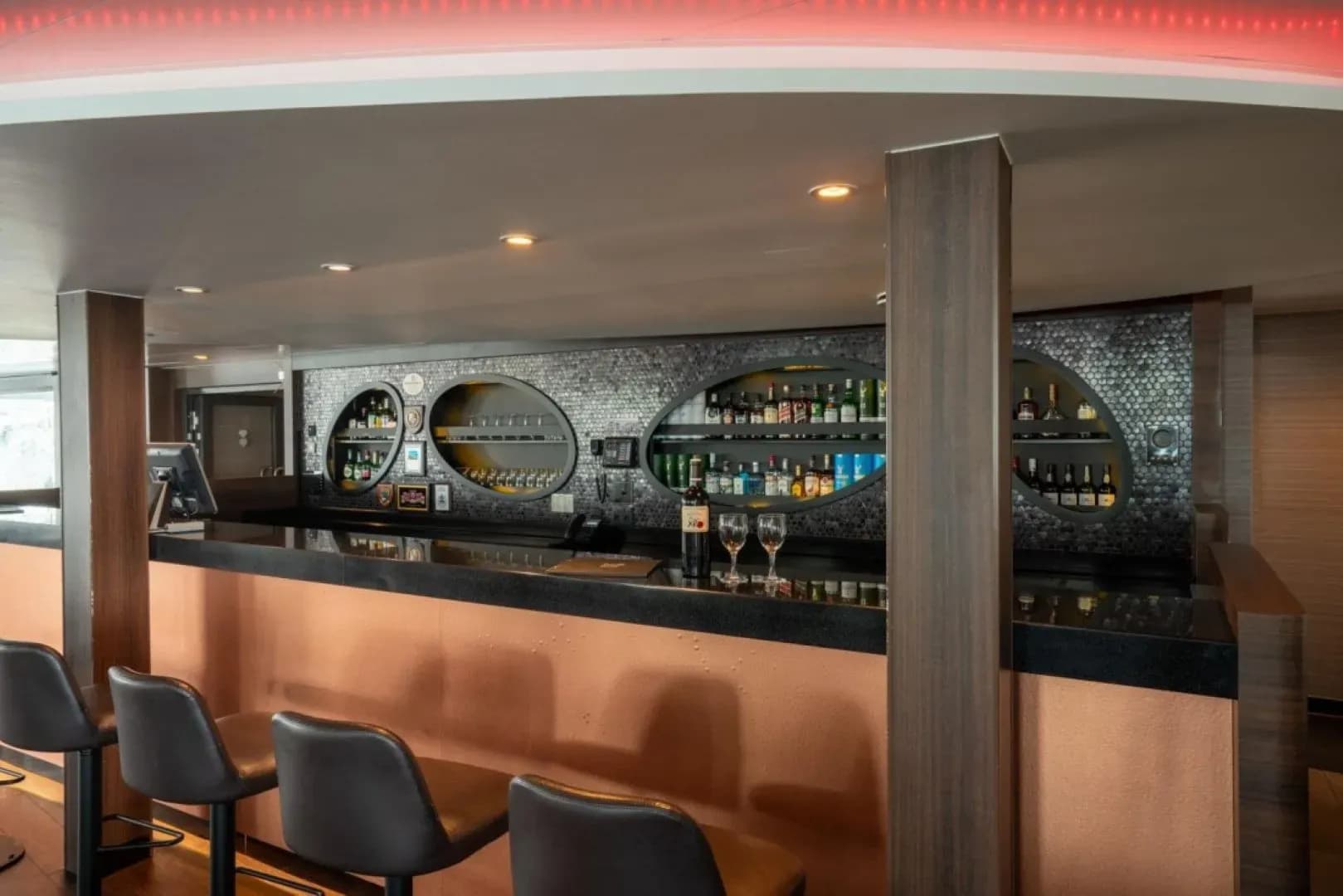Oceanwide Expeditions - M/V Hondius, Lounge Bar