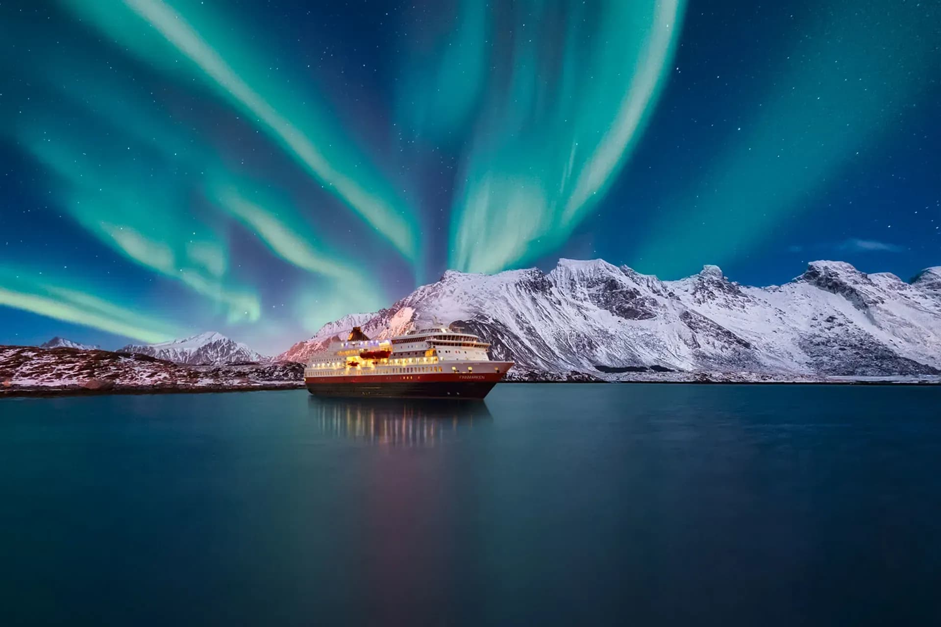 Hurtigruten MS Finnmarken Sailing under Northern lights