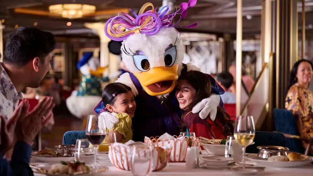 Disney Adventure, Dining