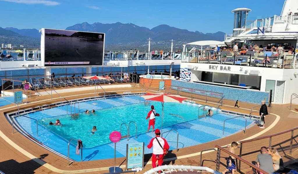 ovation of the seas Cruise ship pool deck