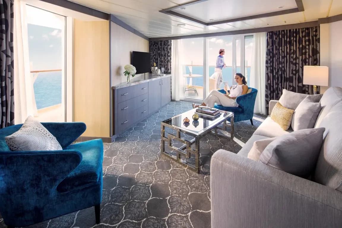 Royal Caribbean - Oasis of the Seas, Spacious AquaTheatre Suite - 1 bedroom