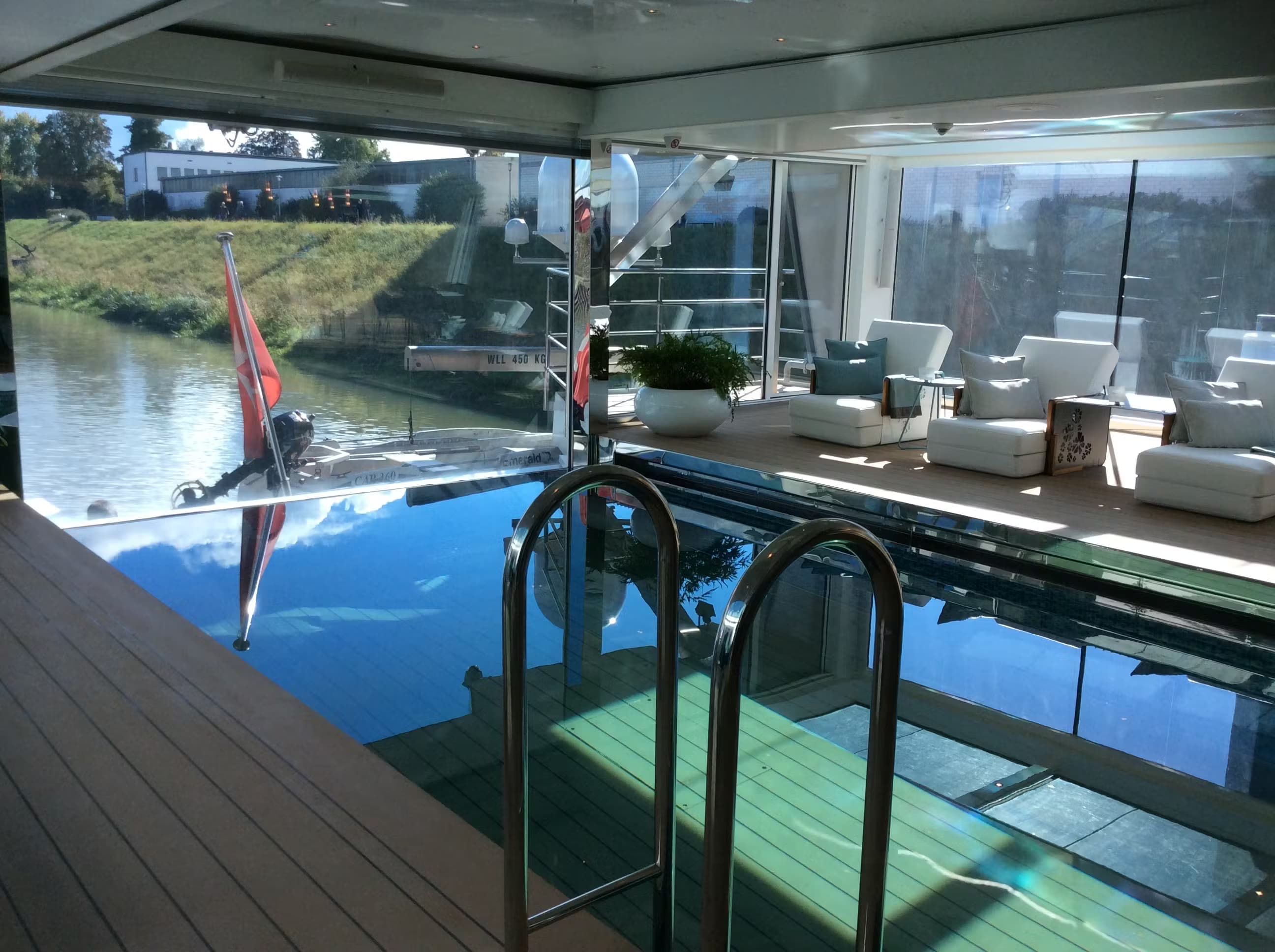 emerald river ship facilities and dining