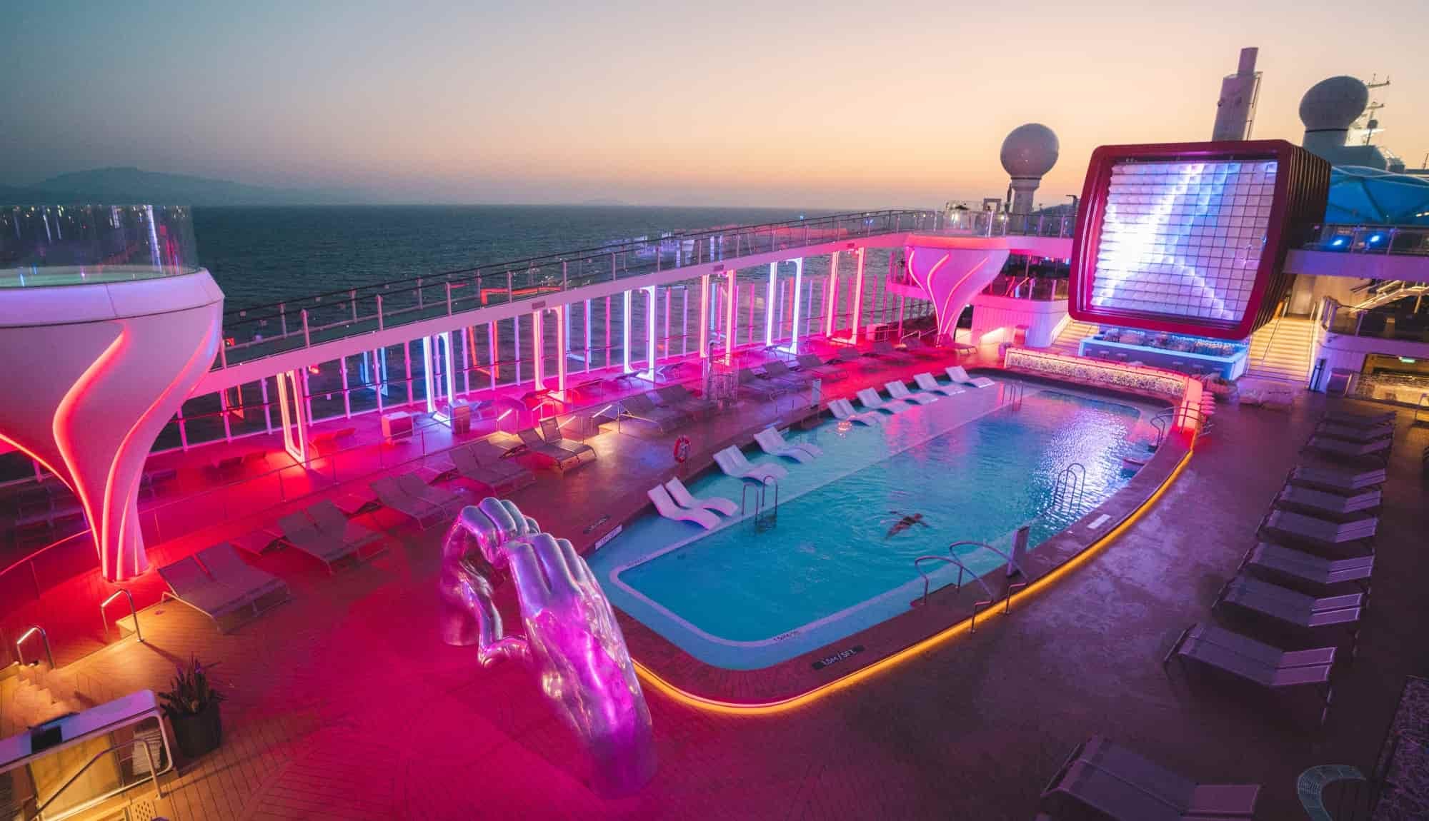 celebrity Apexs swimming pool